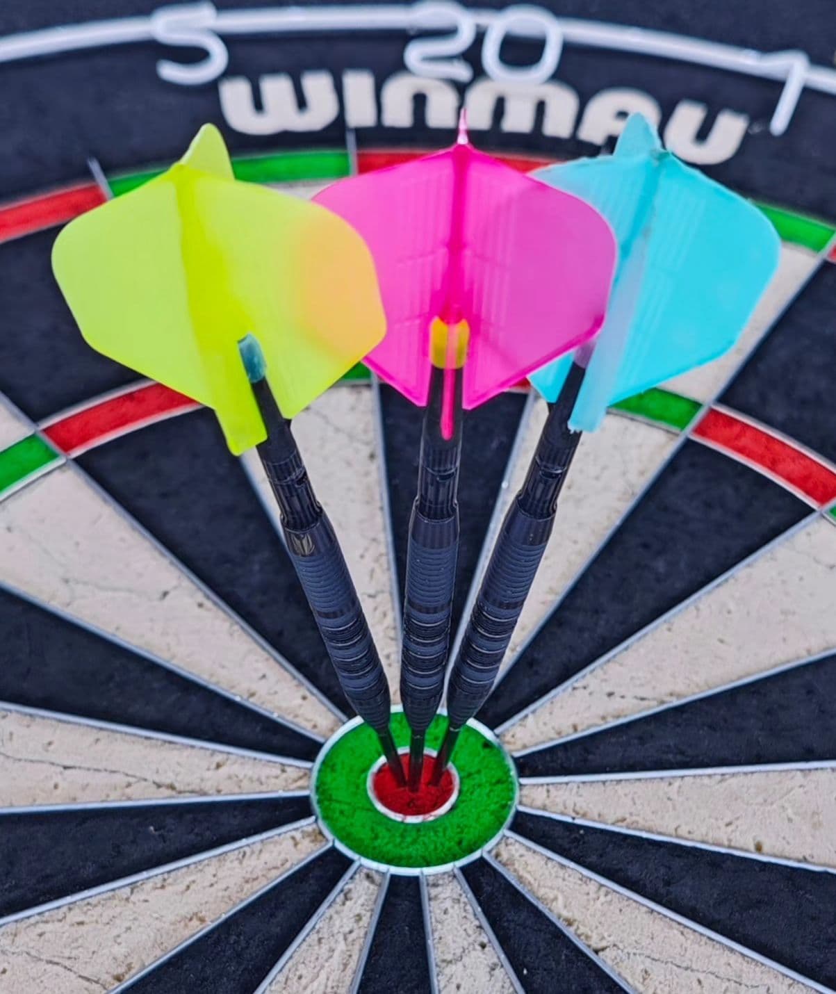 #dartshopper wunderschöne neon flights auf fast perfekten #targetdarts Bolide Void 01 24gramm ich bin mehr als zufrieden