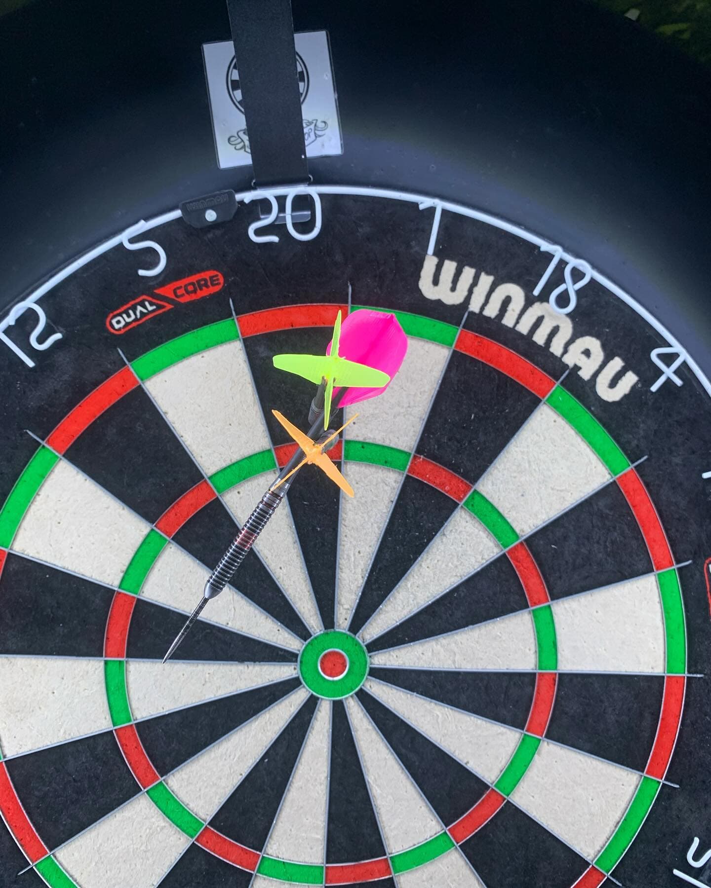Sind das noch Darts oder zählt das schon als abstrakte Kunst?😅🎯 #darts #dartshopper #dartsport #dartsportdeutschland #one80 #winmau #winmaudarts #blade6dualcore #jochensdartshop #missiondarts #missiontorus270