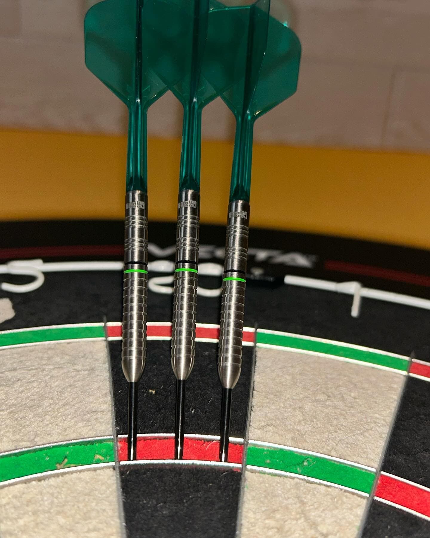 Endlich sind die neuen Darts angekommen 👍🏼🎯

ONE80 Panther in der 22g Ausführung 
Als Flights habe ich die Target K-Flex in mittlerer Größe 

Mal sehen wohin die Reise führt 😁