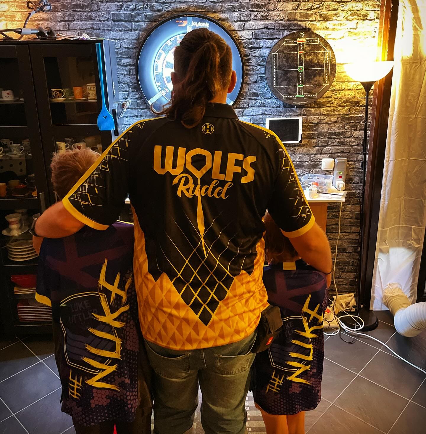 Fertig für das Match am Dienstagabend. Krümel & Mini natürlich mit lukethenukelittler Trikot und Männe mirkoruschmeyer mit selbstbedrucktem Teamshirt. Shirts von dartshopper.de dartshopper 

Ich werde in diesem Leben nicht mehr mit Polo und dazu noch Trikots warm. 🙈🤣 ich muss mir wohl selbst ein Shirt entwerfen. 

#dart #darts #steeldart #dartshopper #dartfamilie #alleandiepfeile #wirbrauchen180 #tripleisfunnybutdoublemakesthemoney