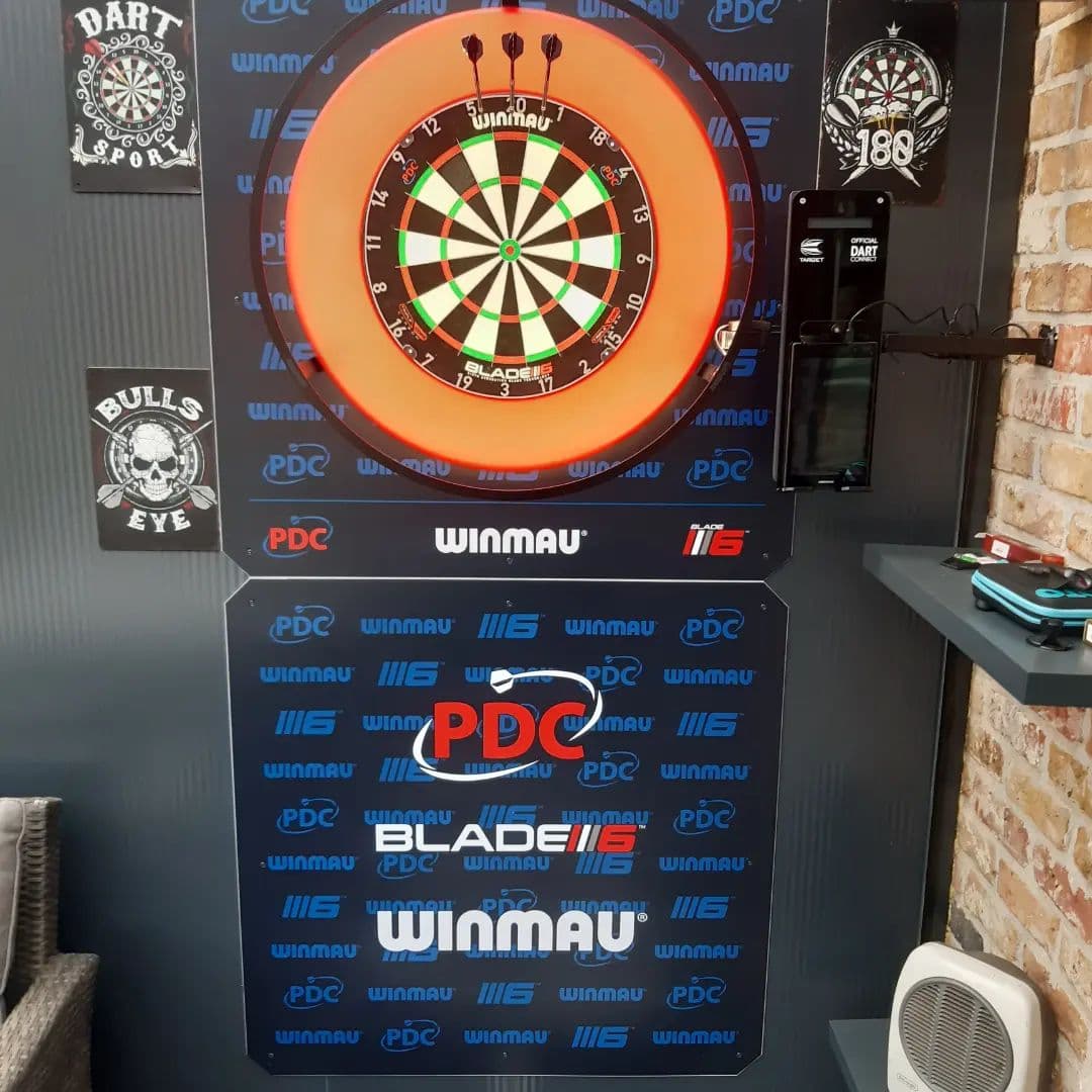 Van middag nog een beetje darten in mijn nieuwe dartshoek en  meteen nieuwe pijlen van garry anderson phase 6 noir proberen