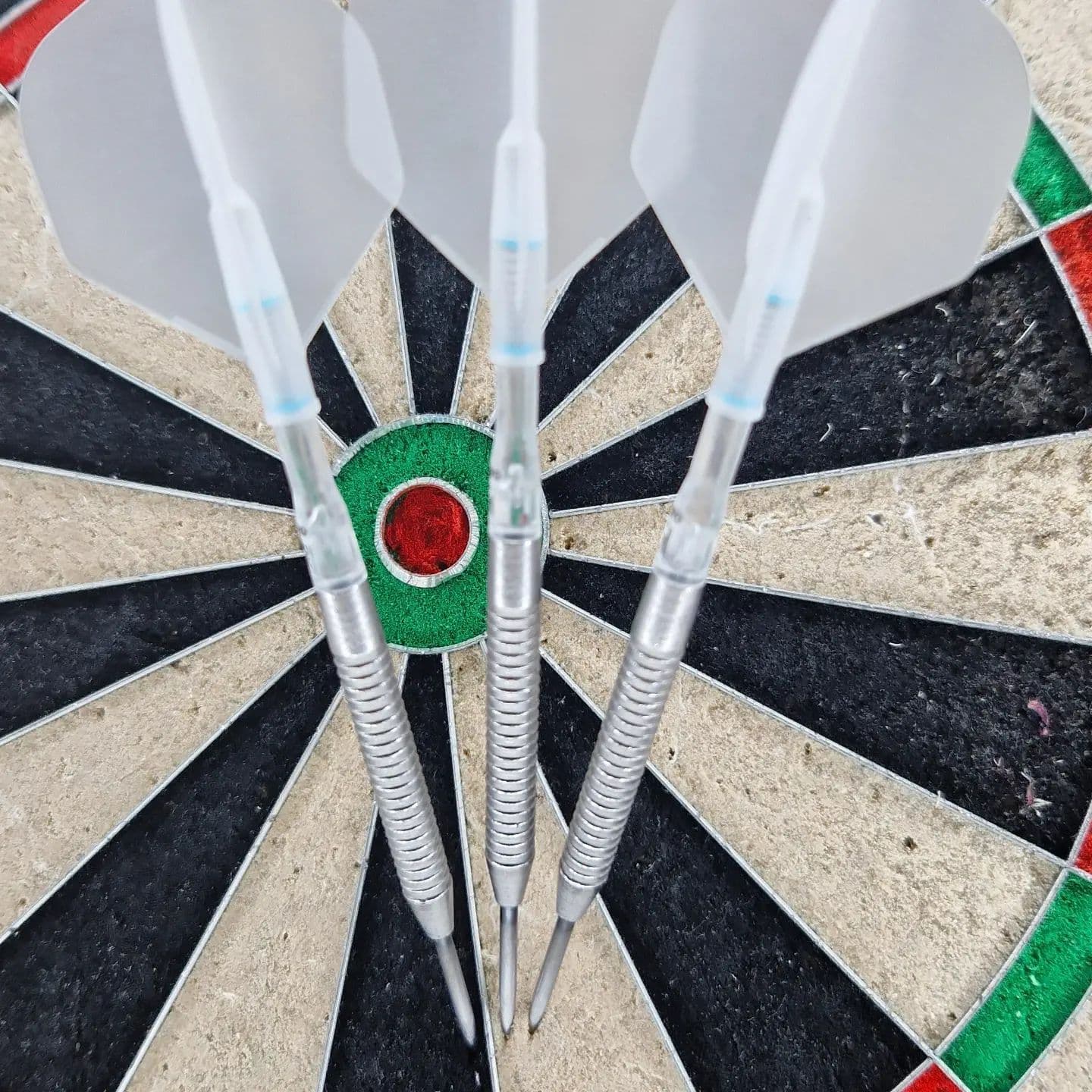 Legújabb szerzeményem a #dartshopper -től. Az egyik toll-szár szett a Cuesoul Tero AK System. Jellemzői, a száron forgó toll rugós kivitelben. Egymáshoz közeli dobások tollai irányba állnak, a rugónak köszönhetöen a dobások irányban maradnak, a tollak nem roncsolódnak, és ami itt szuper, hogy egyáltalán nem mozognak, olyan, mintha fix szár-tollal dobnék.
A másik szett a K-flex víztiszta toll-szár egyben. Rugalmas, könnyen deformálódik, így szintén nagy segítség a közeli dobásoknál. Köszönöm a dartshopper -nek.