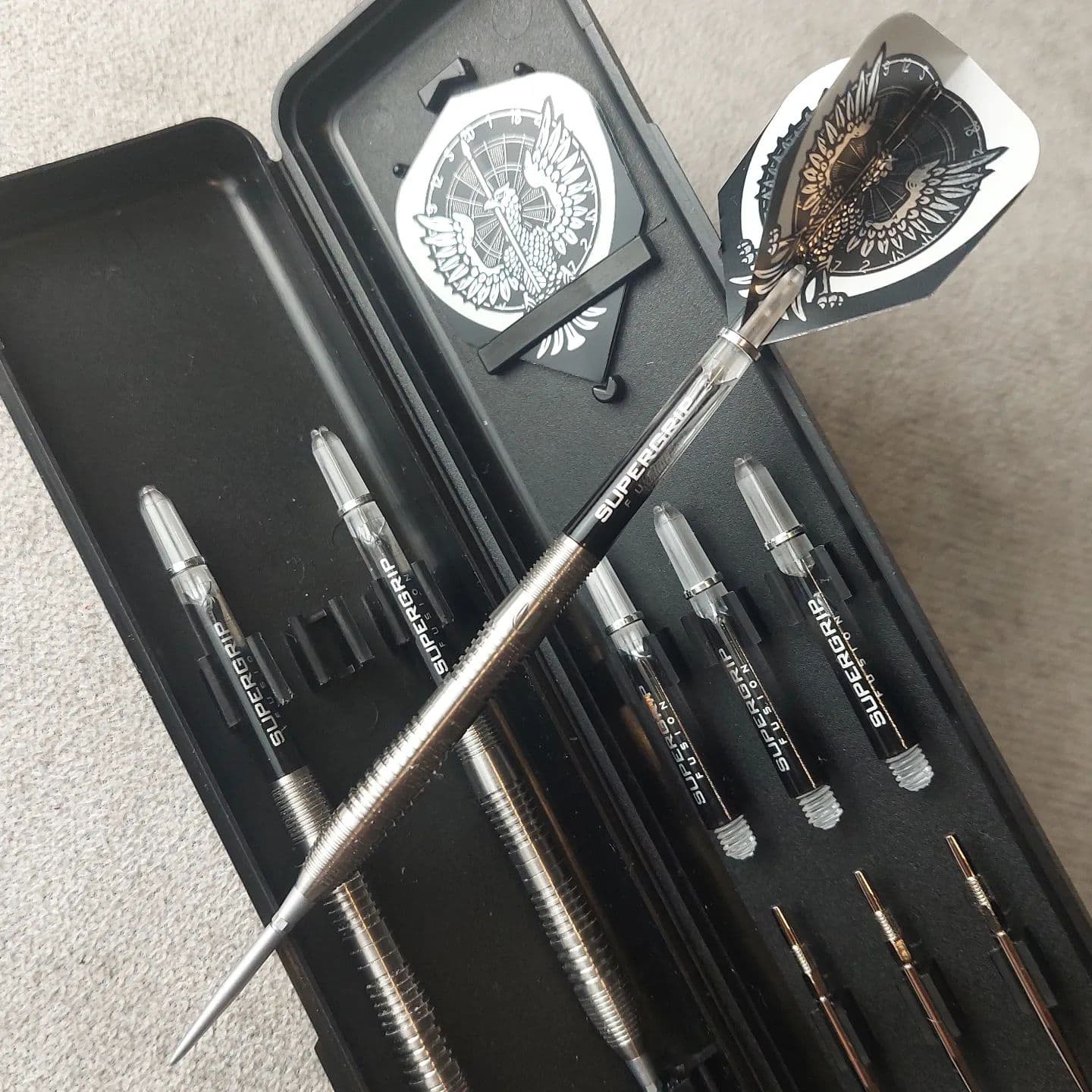 I kinda like the silver-black scheme dartshopper targetdarts harrowsdarts Target Crux 03 22g with silver storm points, Harrows Supergrip shafts and Quadro flights. Dying to test them out on a nice board. #darts