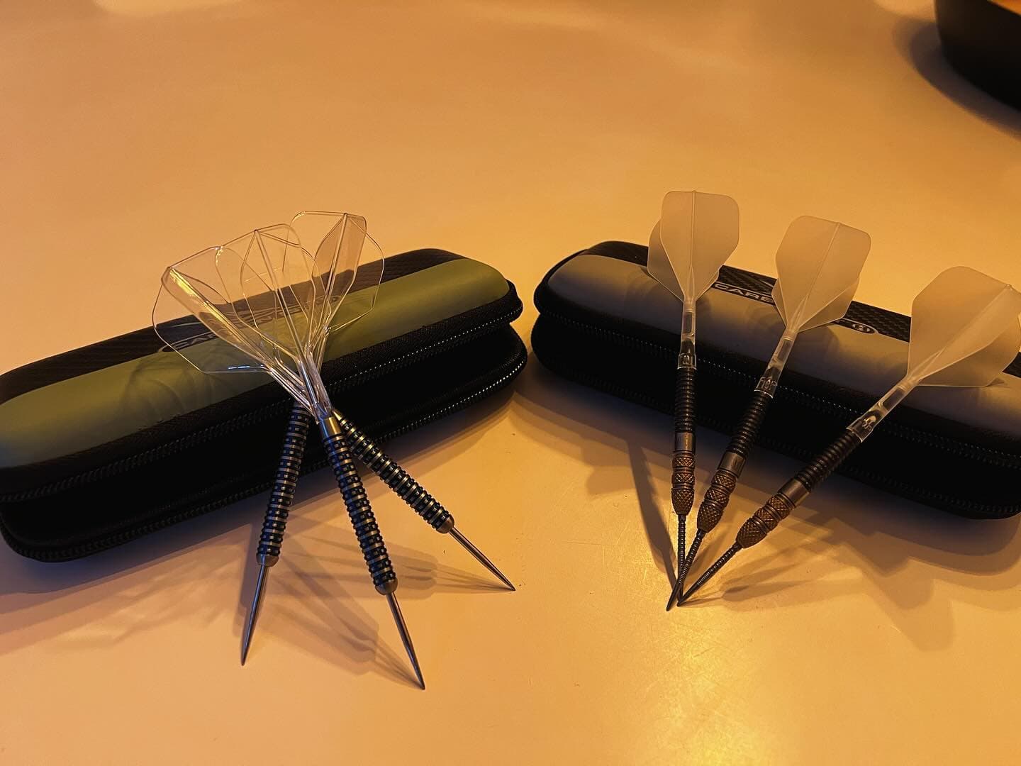 Ce soir, c’est tests poussés de ma dernière livraison #dartshopper : ailettes Target K-Flex ou ailettes Cuesoul - ROST T19 ?
Les K-Flex transparentes semblent avoir la préférence de fdellaiera donc dartshopper, va falloir rester sur des livraisons rapides !
