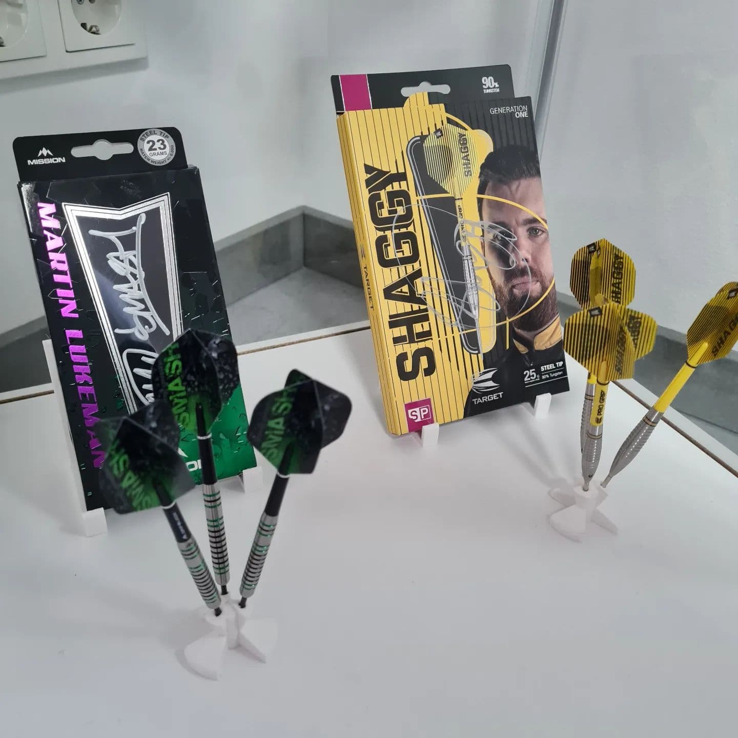 ... die letzte Ebene der 2. Vitrine ist nun auch bestückt ☺️

Danke an dartershop.de für das signierte Set von scottywills180 🥰 und auch der Gewinn des Gewinnspiels von dartshopper , das signierte Set von martinlukeman180_ ist heile bei mir eingetroffen ❤️☺️

Nun sind die Vitrinen erstmal voll, ich muss mal schauen ob ich die Anordnung irgendwie ändere, dass weitere signierte Sets dort Platz finden, aber das schaue ich mir die nächsten Tage mal an 👍☺️

#dart #darts #darts🎯 #dartzn #dartswm #dartsofinstagram #dartsdiaries #onehundredandeighty #l4l #like4like #like4likes #likeforlikes #followme #follow4follow #likebackalways #f4f #picoftheday #photography #photooftheday #pdc #insta #instagood #instagram #instamoment #instalike #instadaily #instadartsbattle🎯 #hashtag #tiktok #viral