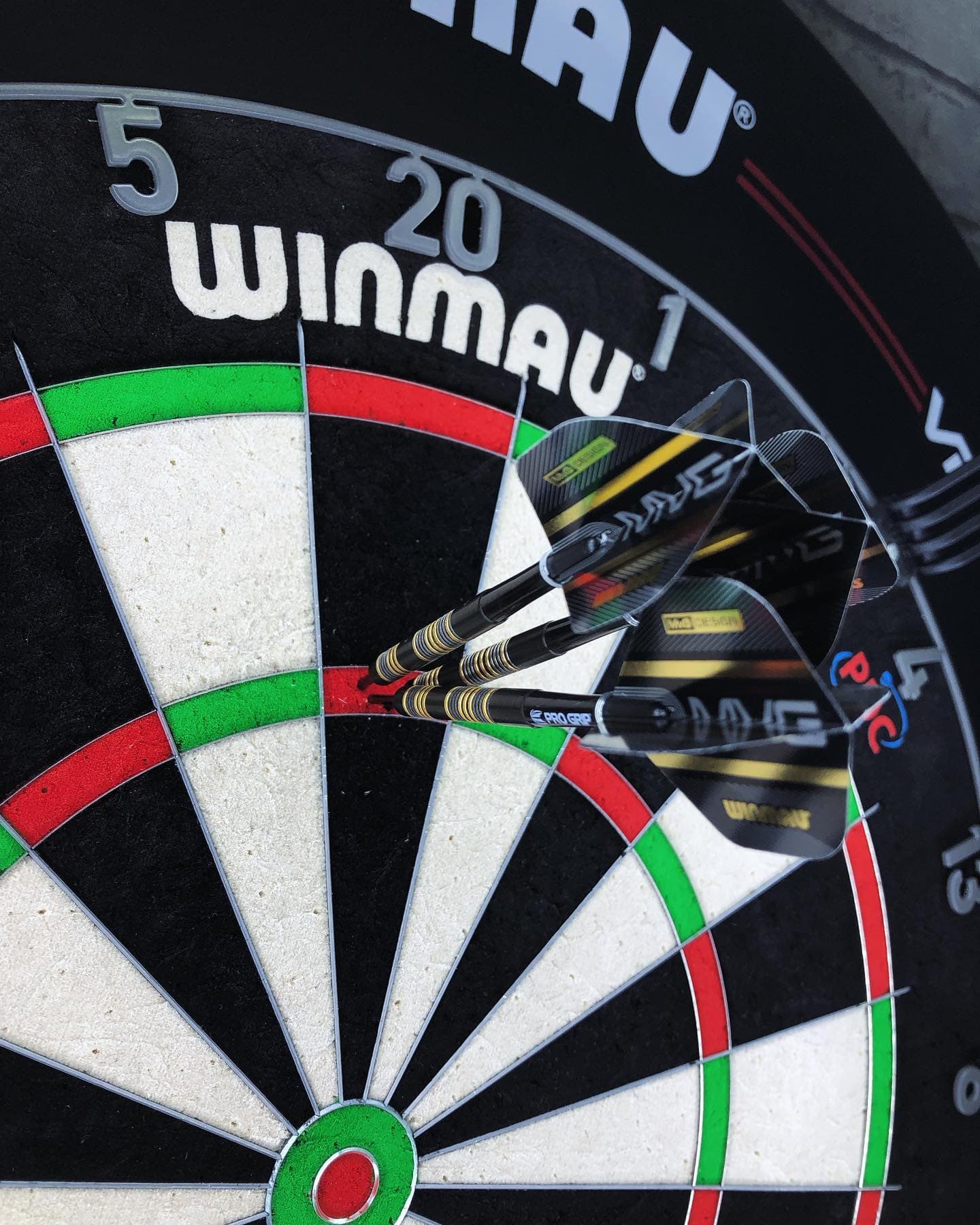 De eerste 180-er met deze nieuwe Winmau MvG Exact Trilogy pijlen op het nieuwe bord. dartshopper