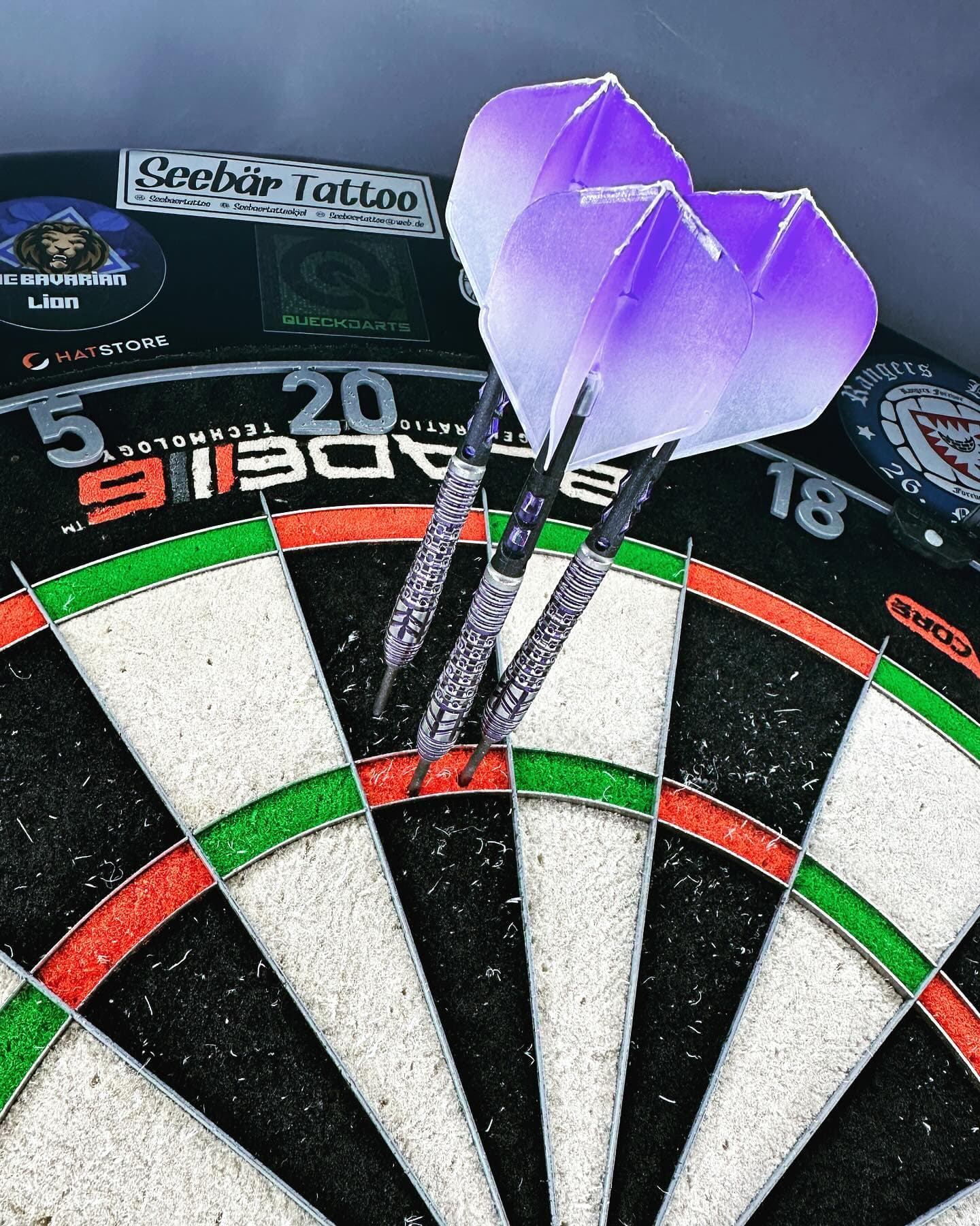 Ein paar Highlights aus der letzten Woche 😃✌🏻🎯
▪️
▪️
▪️
▪️
▪️
▪️
▪️#dart #darts #180 #bullseye #pdc #steeldart #softdart #oche #target #likeforlike #l4likes #followforfollowback #following #shot #whdarts #darting #winmau #checkoutseries #likesforlike
#ikeit #fun #love #gooddarts #awesome #Istyle #custom #followme #diy