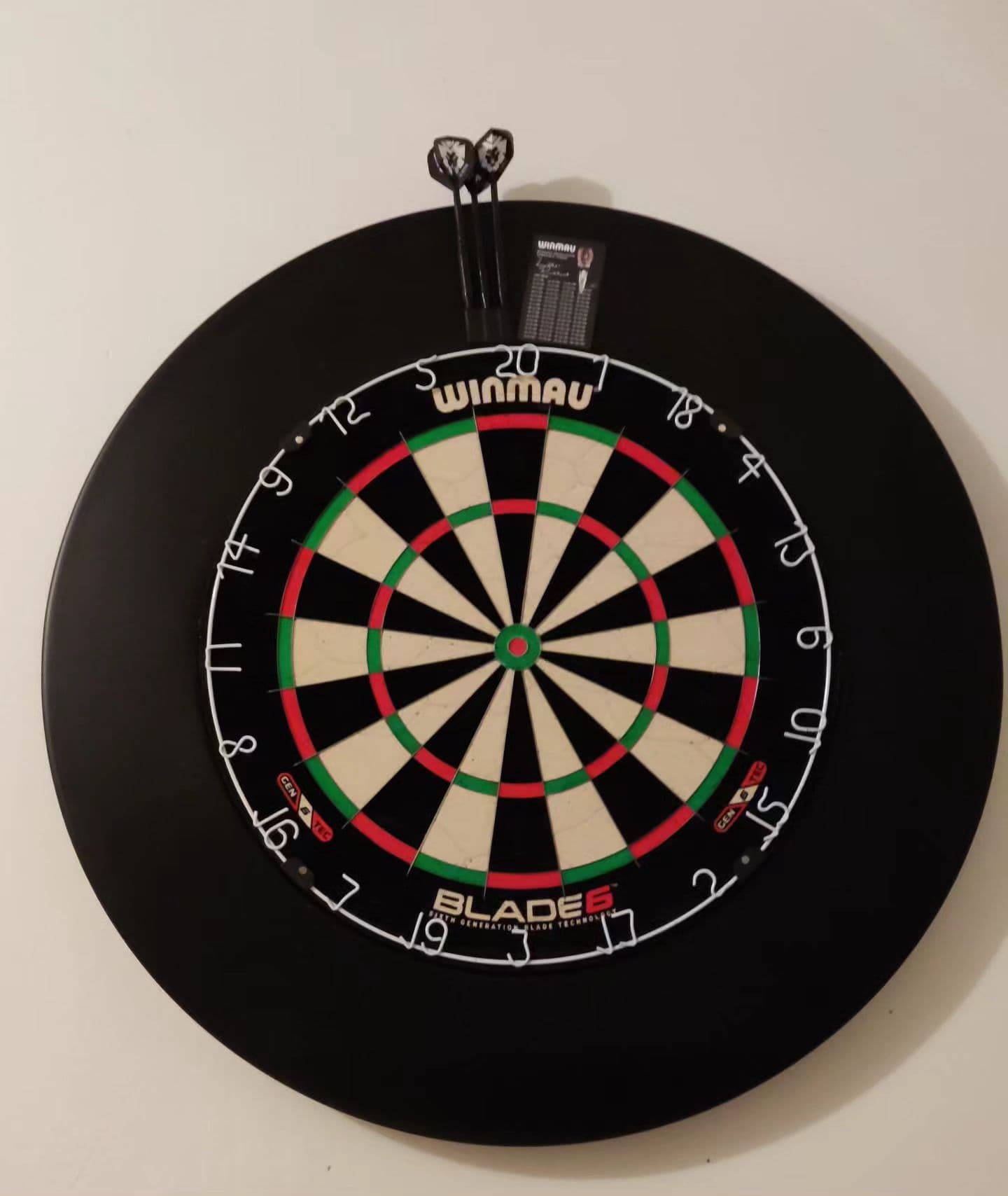 Een mooi nieuw dartbord van #dartshopper dartshopper l Nu nog even de winactie winnen😉💪 #darten timodejong1