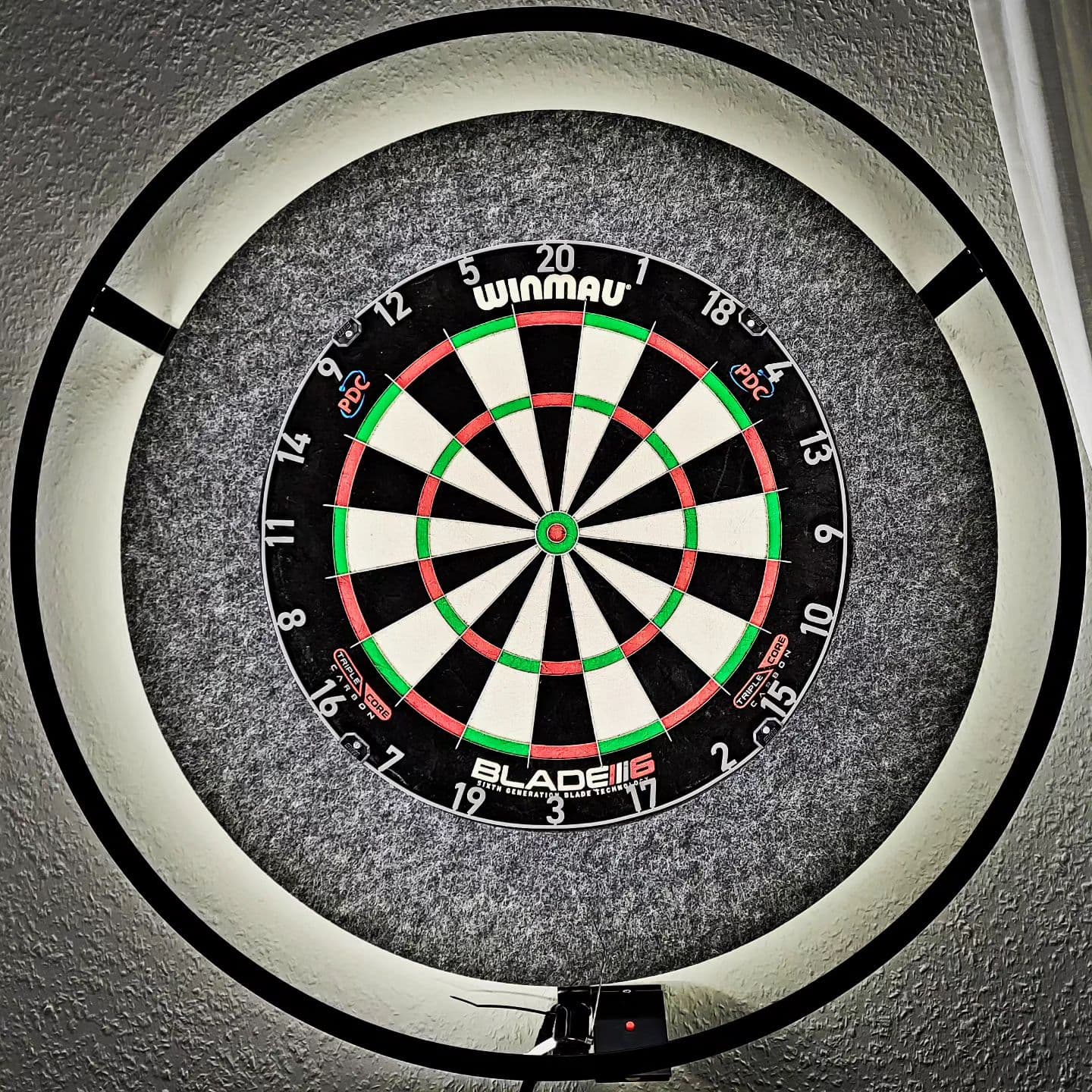 Nach langer langer Zeit habe ich die Leidenschaft für den Dart-Sport wiederentdeckt und mich bei dartshopper komplett mit dem Blade 6 Triple Core, einem Beleuchtungssystem und Oche-Laser von winmauofficial komplett neu eingedeckt. Dazu passend einen Schallschutz von karelladarts.

#darts #dartshopper #winmau #oderdarts