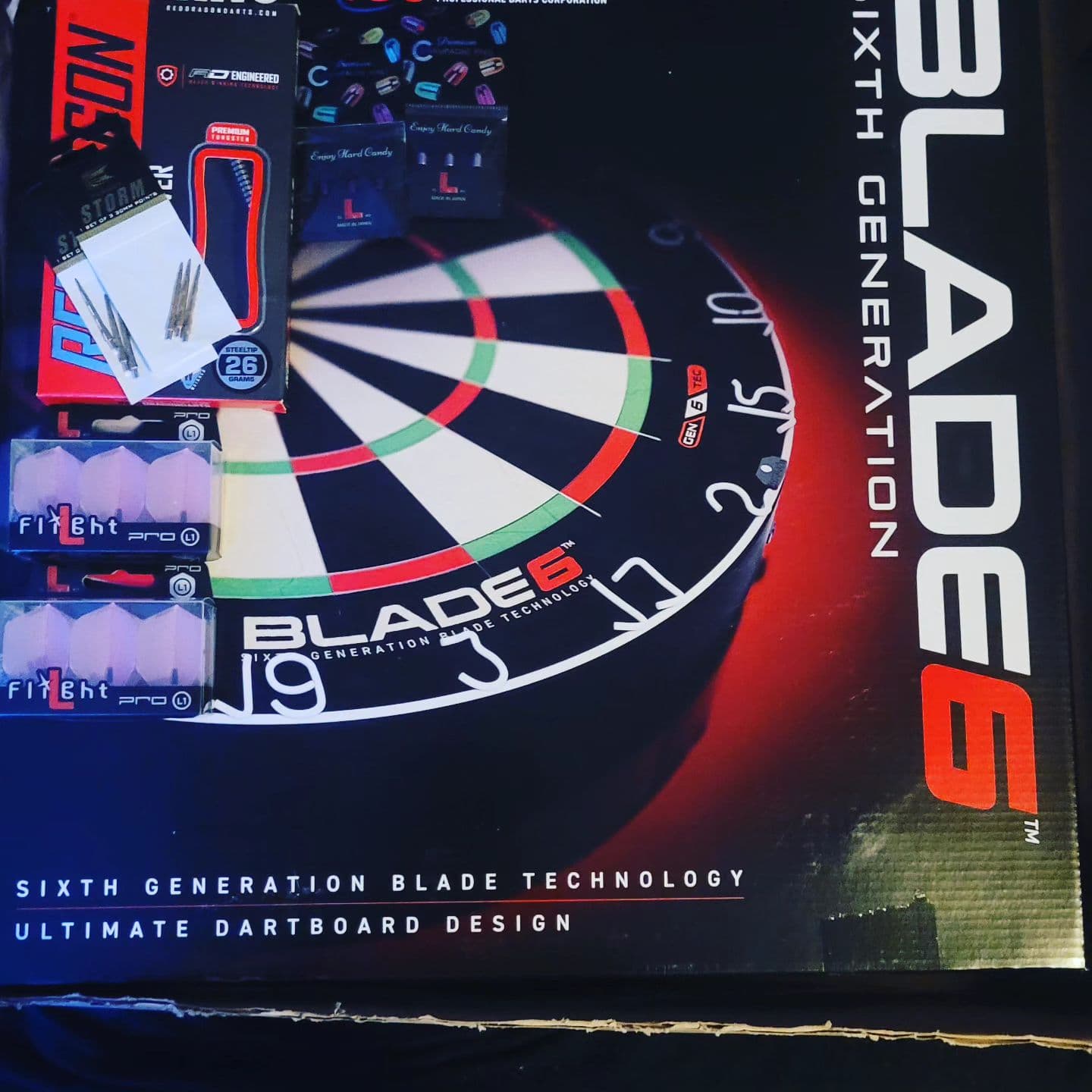 Da ist die neue Lieferung von dartshopper ,ich freu mich ! Dann wollen wir mal das neue Board aufhängen und Co! #dartshopper #Lstyle #reddragon #Darts #dcennigerloh