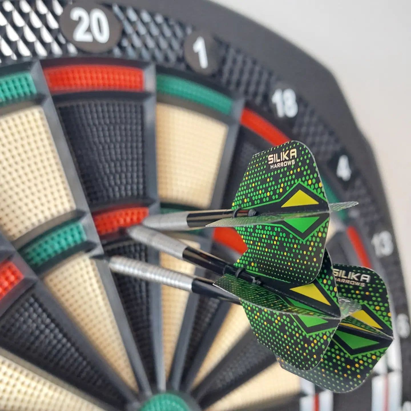 Switching to green flights almost ended with hitting triple red. Almost. #dartshopper dartshopper harrowsdarts