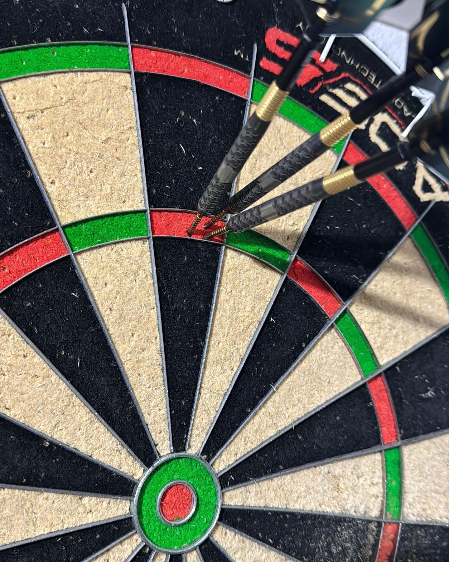 Heute mehrere Highlights wenn es doch immer so wäre, es war wirklich alles dabei heute, leider läuft es nur Zuhause so gut 🙄😩😢

#dart#dartraum#dartzimmer#darthvader#dartfollowers#blade#blade6#winmau#winmaudarts#winmaublade6#target#targetstyle#cult#garage#trible#trible20#training#trainingday#mydarttraining