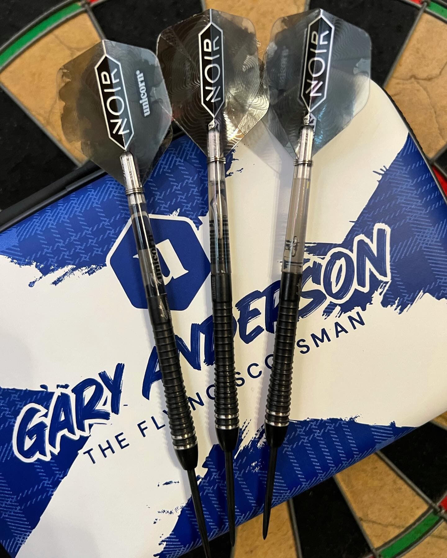 Natürlich habe ich auch meine Gary Sammlung erweitert.
Noir Phase 6 in 23g und das passende Case dazu.

#dartshopper