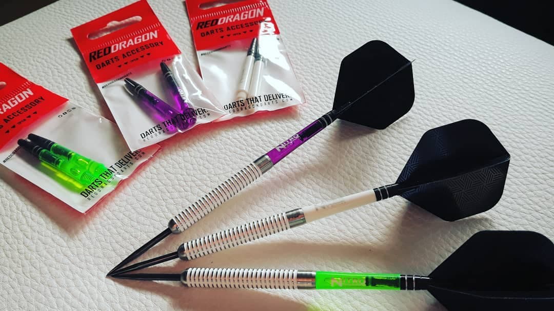 Today I receive my new Setup for the Red Dragon Falcon Dart🎯 
In preperation of the upcomming spring🌞, i choose three differnt colours.😉
Which one do you like best?

#dartshopper #reddragondarts #nitrotech #steeldarts #dartsgermany #darts #superseries #pdcdarts #pdceurope #winmaublade5 #playdarts