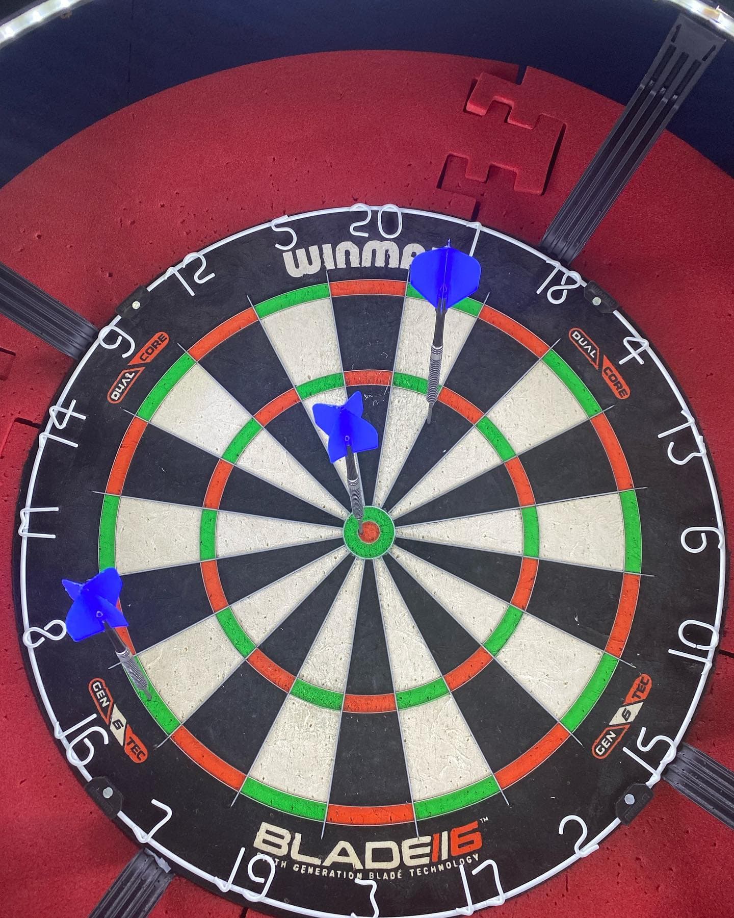 Im heutigen Training vielen die 180er Nummer 2 und 3.Dazu ein 100 er Finish.Im Moment fühle ich mich sehr gut💪 Auf gehts zum nächsten Level 💪🎯🎯 #dart #darts #dartzn #training #practice #winmau #unicorndarts #reddragon #one180darts #target #lstyleglobal