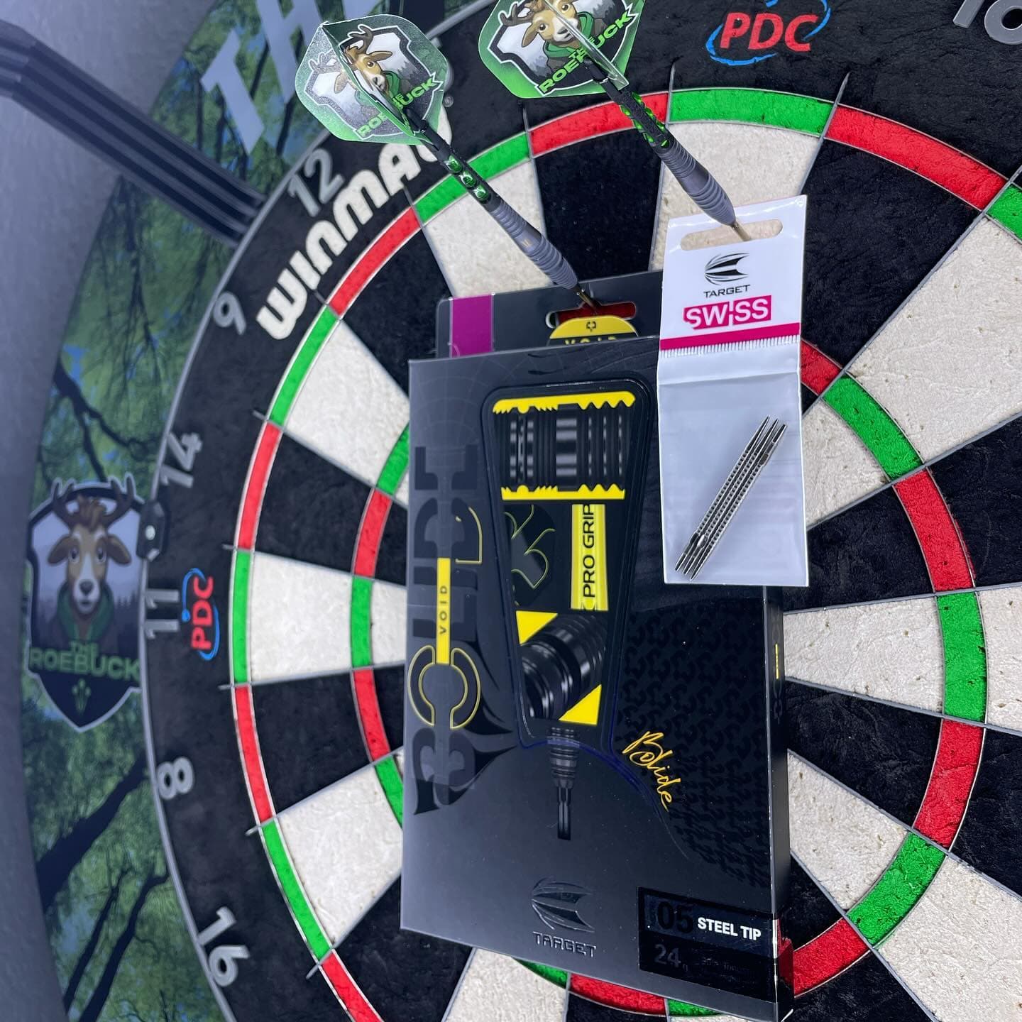 NDD… 🎯 
New Darts Day !!!

Während ich letzte Woche im Urlaub war, wurden neue Darts bestellt und meine Vorfreude war sehr groß! 😍 

Da mir meine Main Darts (Shaggys, 25g) in den Tagen vor dem Urlaub ziemlich schwer in der Hand lagen, habe ich mich entschieden, die Bolide 05 in 24g zu bestellen. 💪

Erster Eindruck 10/10… aber dazu morgen mehr 😜
•
•
•
#roebuck #darts #180 #steeldarts #dartsofinstagram #darter #dartslove #welovedarts #dartslife #flights #dartshopper dartshopper